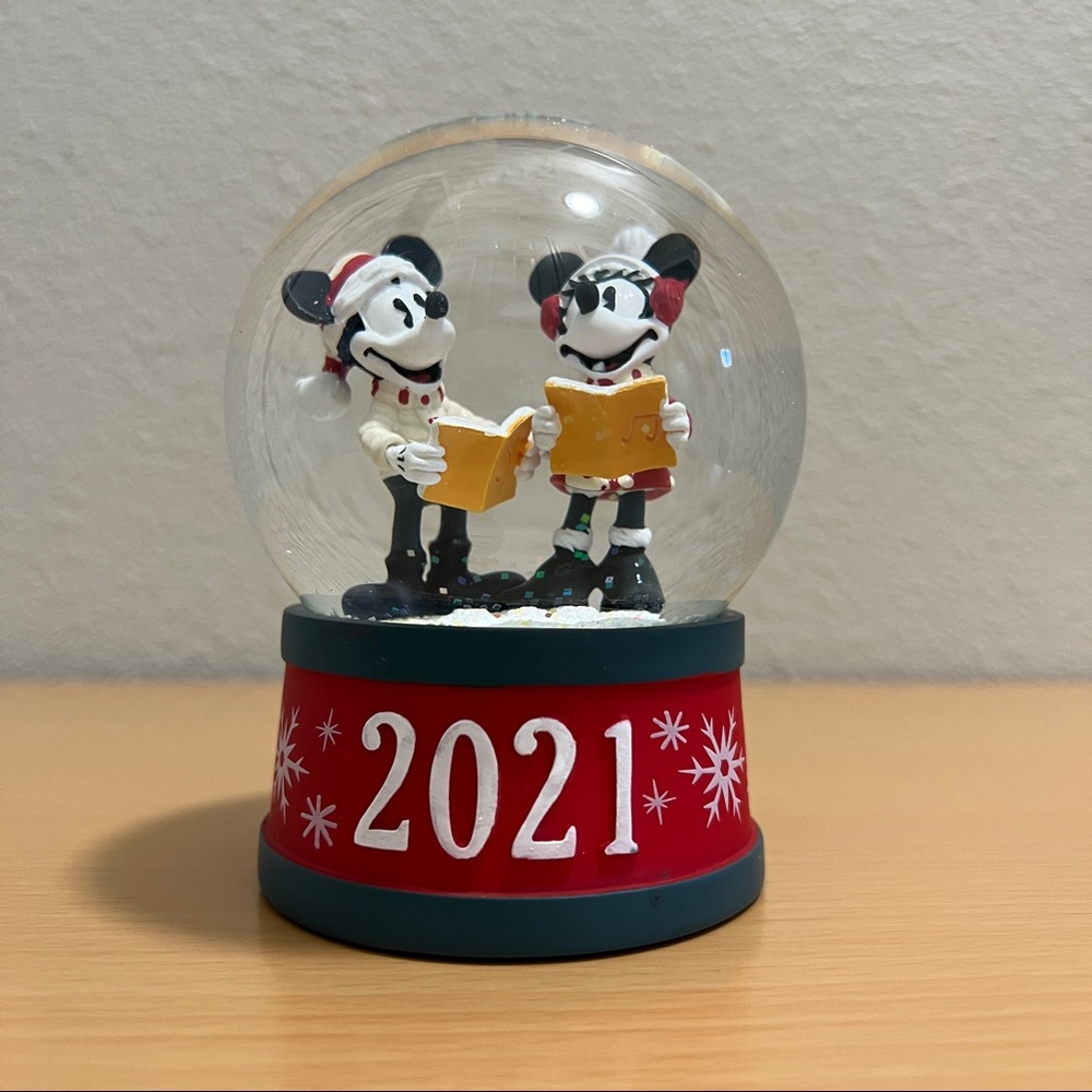 Disney Mickey Mouse & Minnie Mouse 2021 Snow Globe